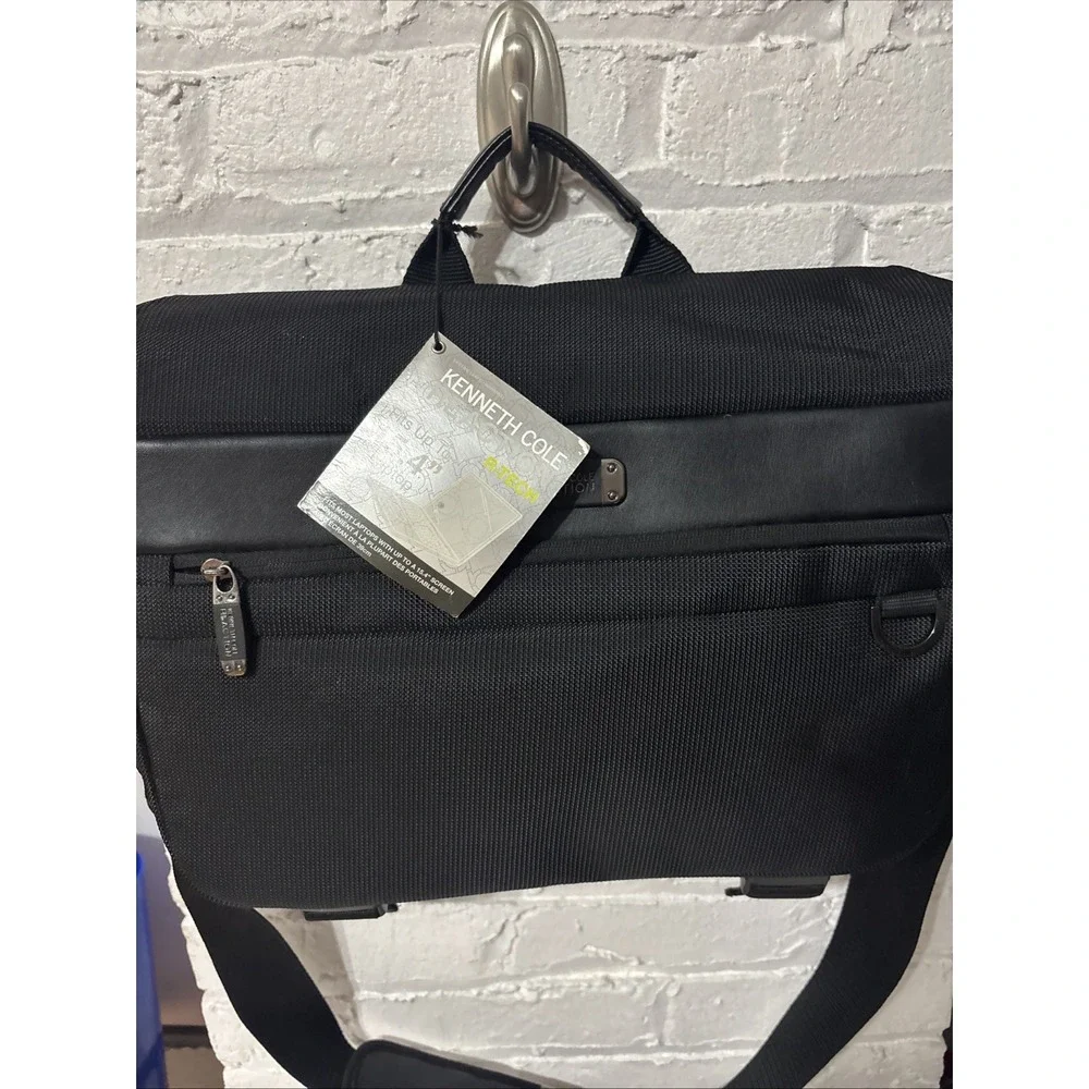 KENNETH COLE REACTION R-Tech Black laptop bag with‎ shoulder strap very nice!